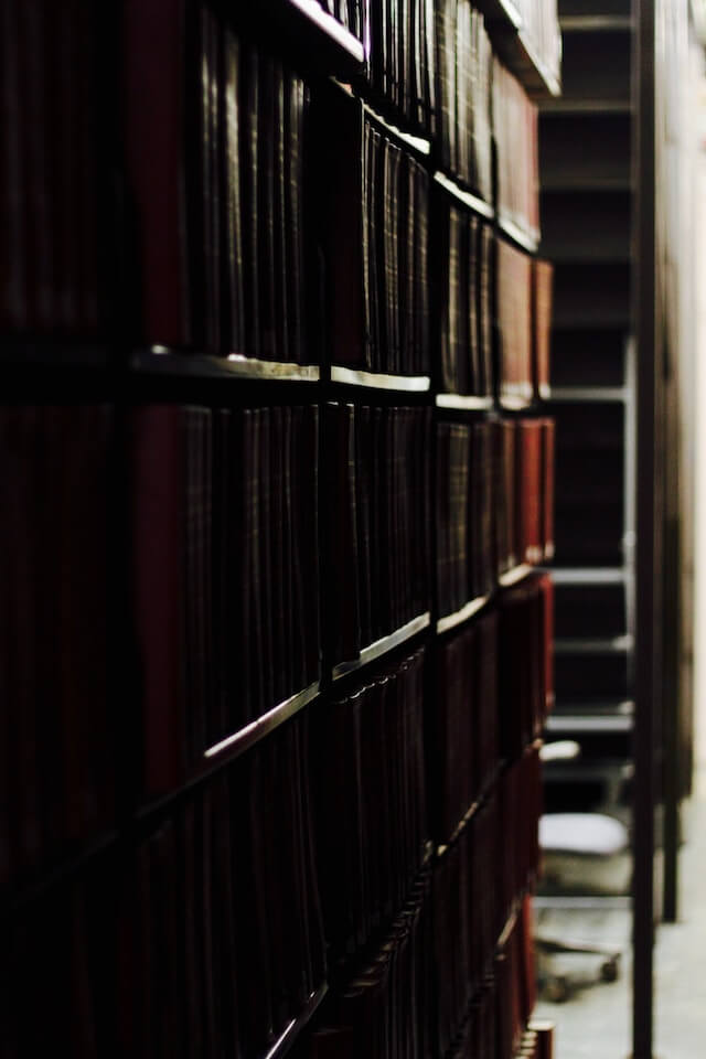 pasillo biblioteca con libros con luz en penumbras